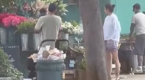 Virat Kohli and Anushka Sharma buying Flowers